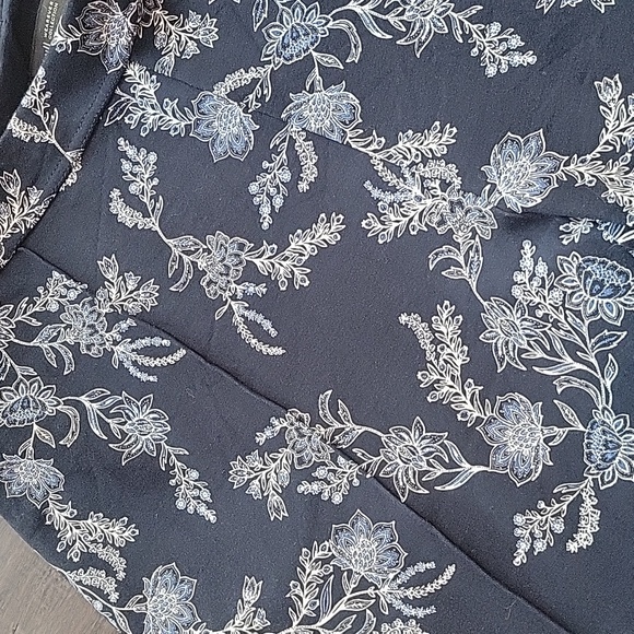 J Jill Cropped pant navy blue floral - Picture 2 of 3